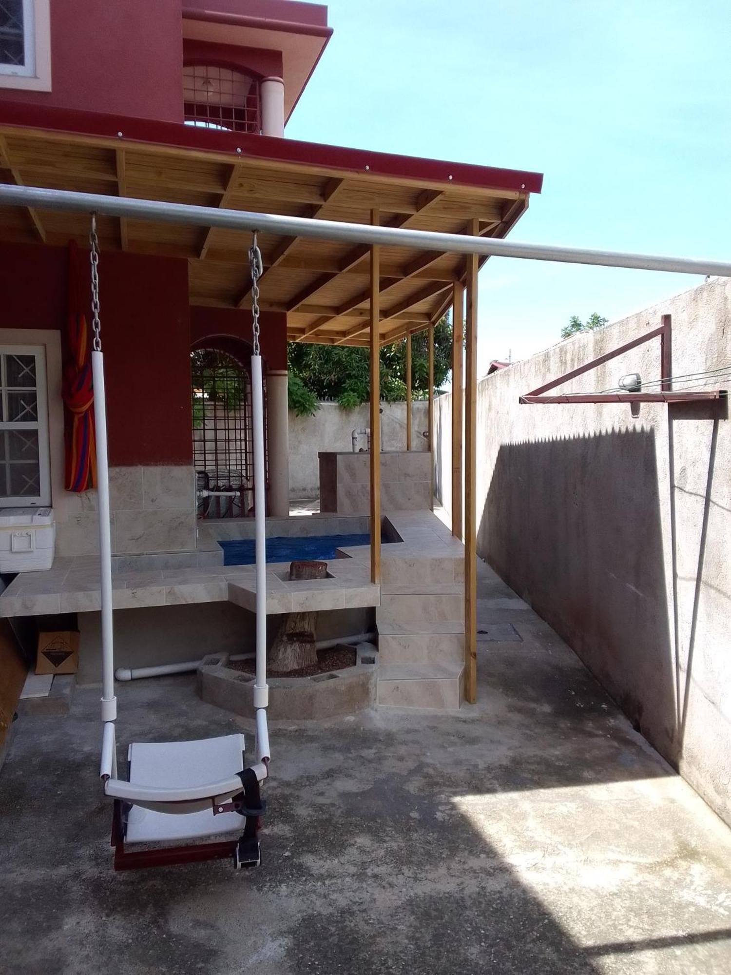 Le Quad - One Bedroom & Studio Apt - Private, Spacious & Secured Kingston Exterior foto
